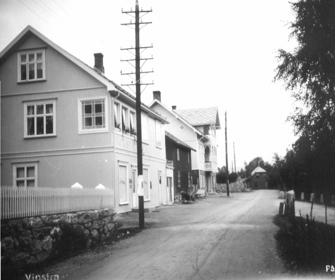 Nedregate på Vinstra på 1930-talet. Her var det ikkje langt mellom kaféane den gongen. Det krydde av dei rundt omkring i Fron.