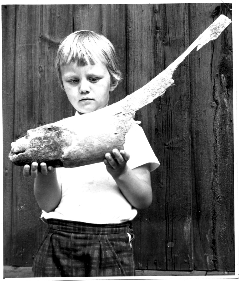 Mammutfunnene i Kvam er 30 000 år gamle. Her viser KariRøssum fram rester av en mammut i 1970. (Bilde fra "Bank i bygd og by")