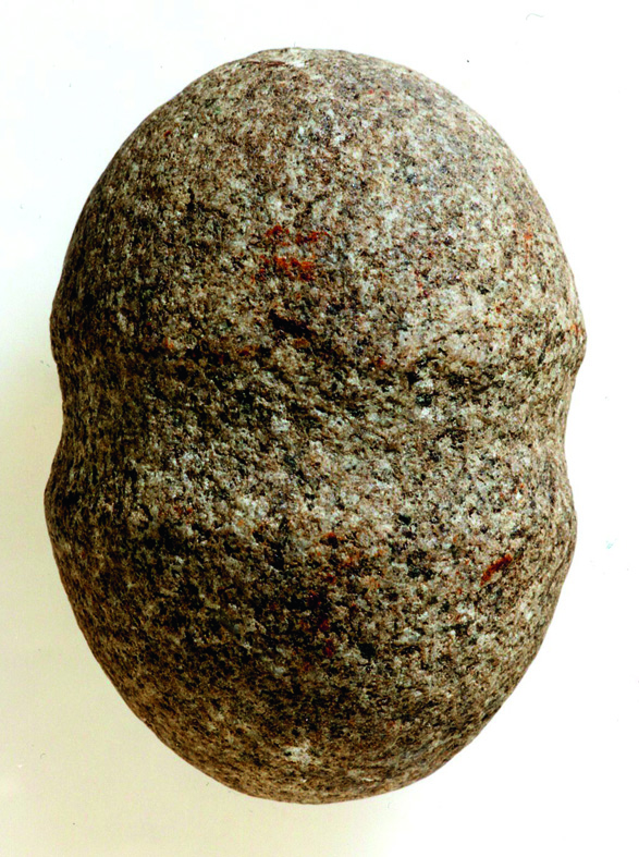 Det var folk i Fron for 5000 år siden. Denne steinkølla er datert til 2800-2400 år f. Kr. og er funnet på Kjorstad. (Bilde fra "Bank i bygd og by)