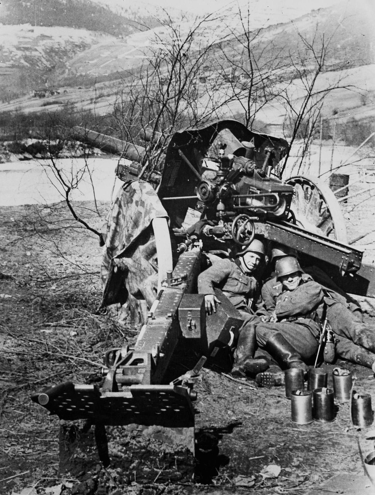 Tyske artilleristar med haubits i vårsola i Kvam i april 1940. (Bilde frå jubiluemsboka)