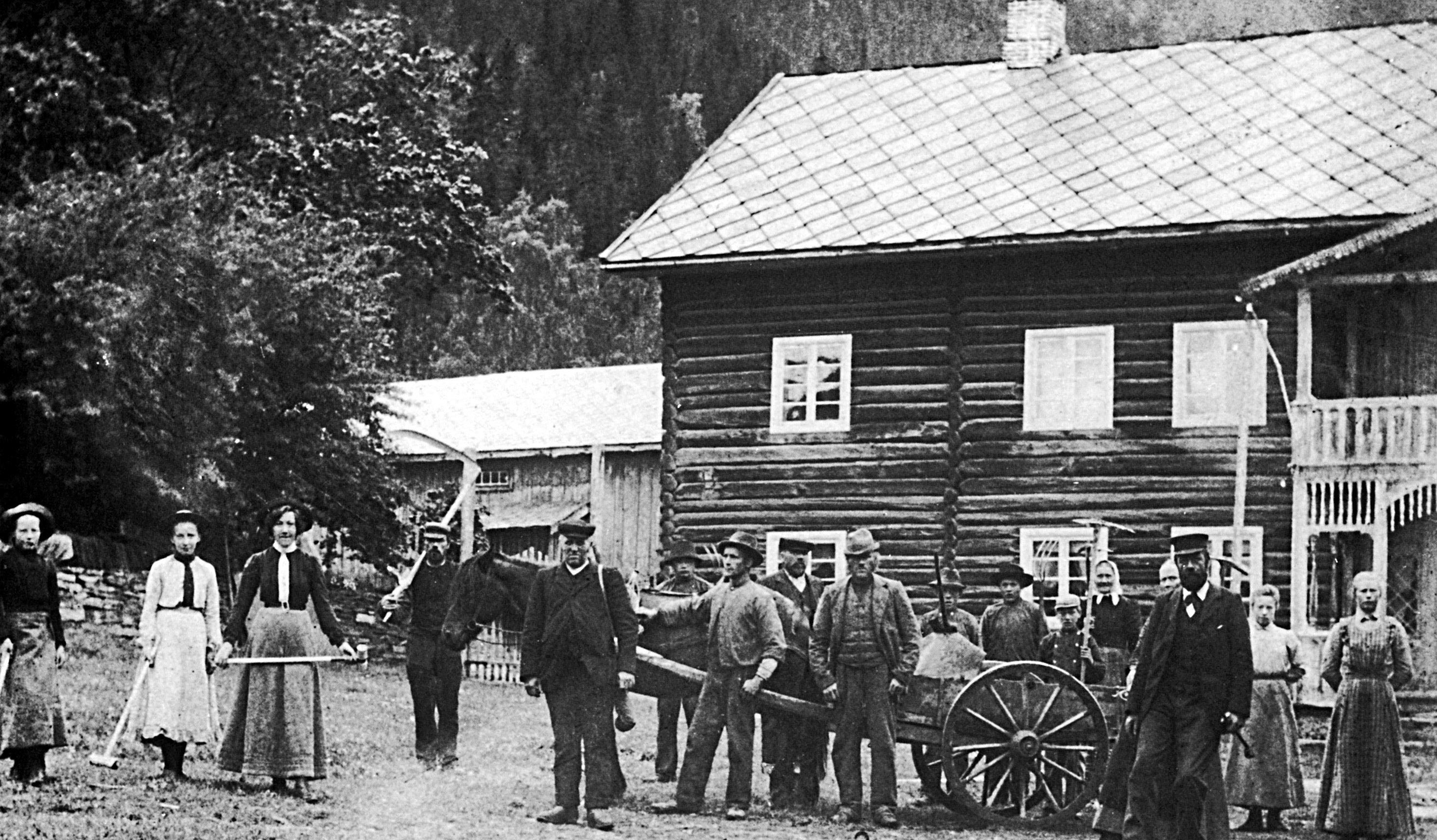 Thorvald Isum var en gründer ved siden av å være bonde, Her står han til høyre i bildet sammen med folket på garden.