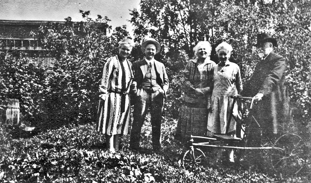 img060 Prest Heggenhougen med fire av sine Barn, se på datidens rullator.