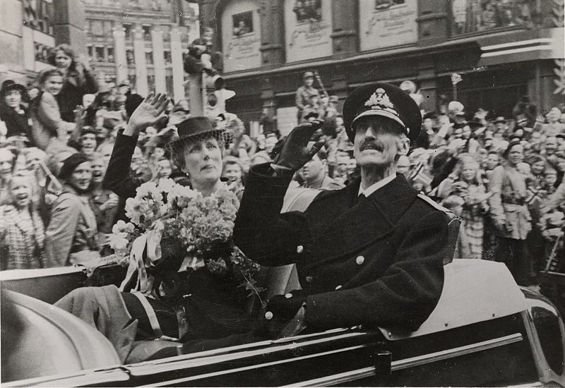 Kong_Haakons_hjemkomst,_7._juni_1945,_Kongen_og_kronprinsesse_Märtha_i_bilkortesje_på_Karl_Johans_gate,_Oslo_Museum,_OB.F12570r_-_Crop